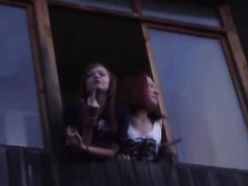 Молодая девушка на балконе показывает сиськи озабоченному пацану