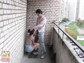 Русский пикапер трахает восемнадцатилетнюю девчонку на балконе