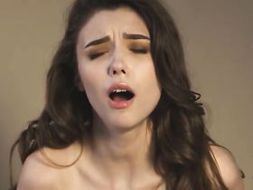 Очень красивая брюнетка с натуральными сиськами мастурбирует киску