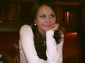 Милую девушку русский пикапер легко развел на секс с туалете кафе